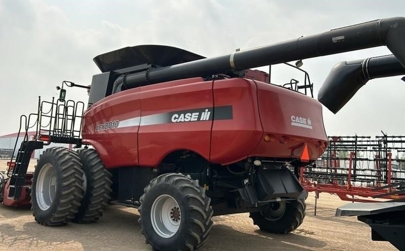 Combines & Harvesting Equipment  Case IH 8010 Combine   Photo